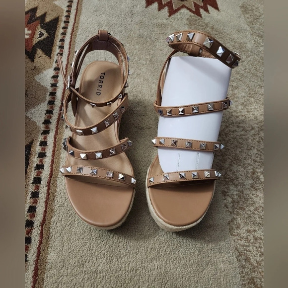 Torrid Studded Gladiator Flatform Sandals 8.5 WW NIB - Picture 5 of 12